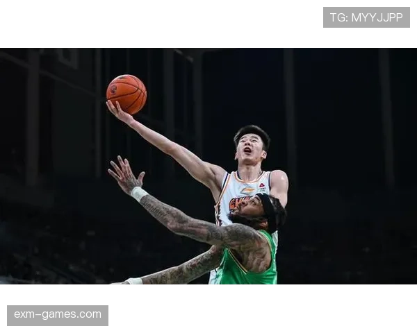 郭昊文刚从草坪爬出来满是泥点，转身十分钟就把那块奢侈腕表戴上了，我这反差笑不出来